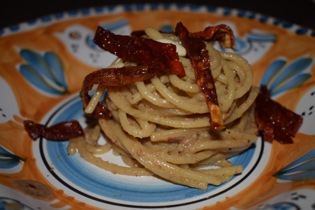 spaghetti con pomodori secchi e colatura di alici, noci e mandorle